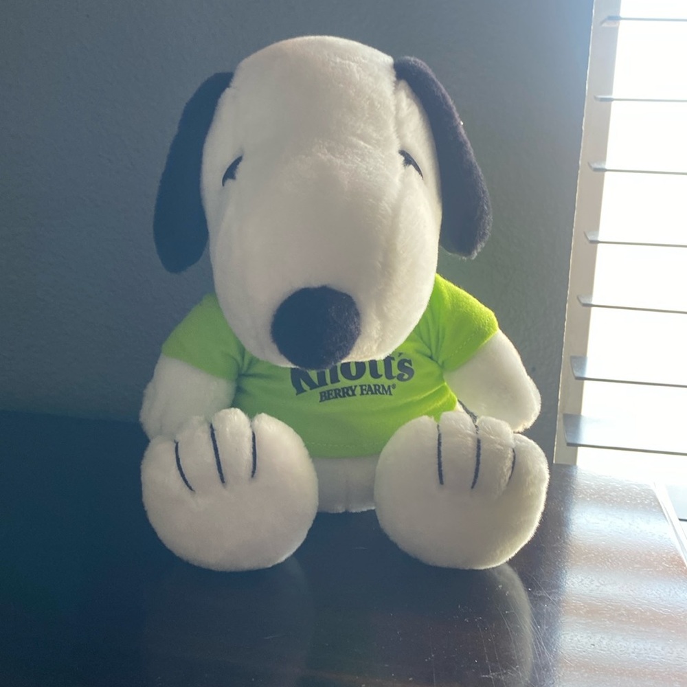 Knotts berry farm snoopy plush